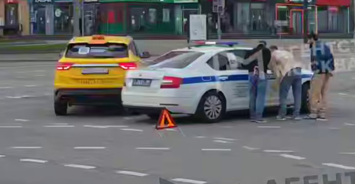Женщина пострадала при столкновении двух такси на северо-востоке Москвы
