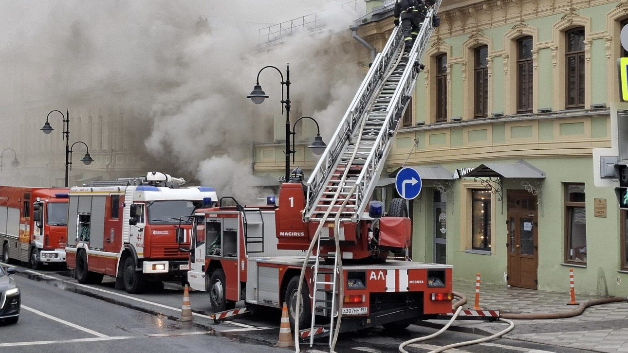 «Жилой дом с лавками» начала XX века загорелся на Пятницкой улице в Москве