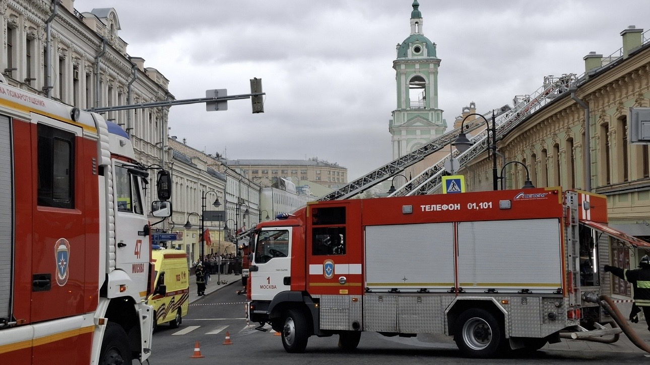 Стала известна площадь пожара в доме в центре Москвы