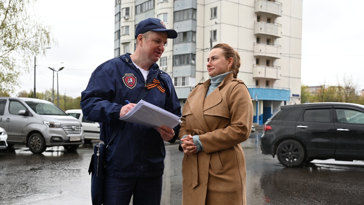 Сергей Лидовский беседует с москвичкой Анастасией Татьян