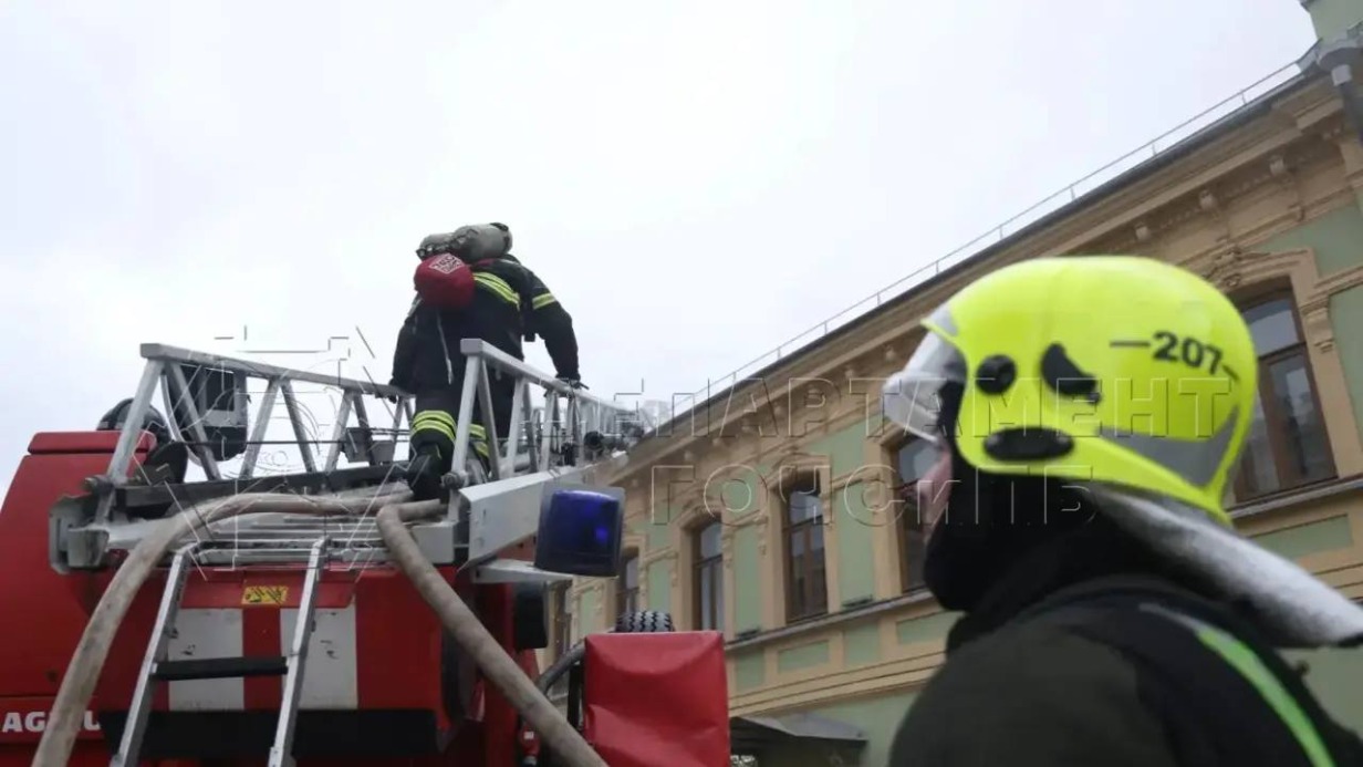 Пожар на Пятницкой улице в Москве локализовали на 450 «квадратах»