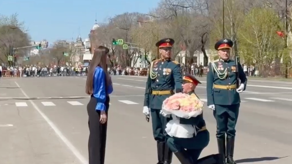 Курсант сделал предложение возлюбленной во время парада Победы в Благовещенске
