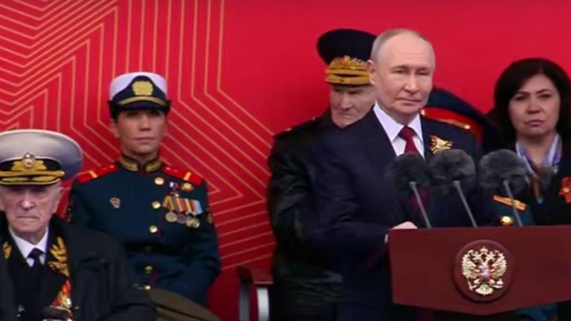 Первая женщина — Герой России Болилая сидела рядом с Путиным на параде Победы