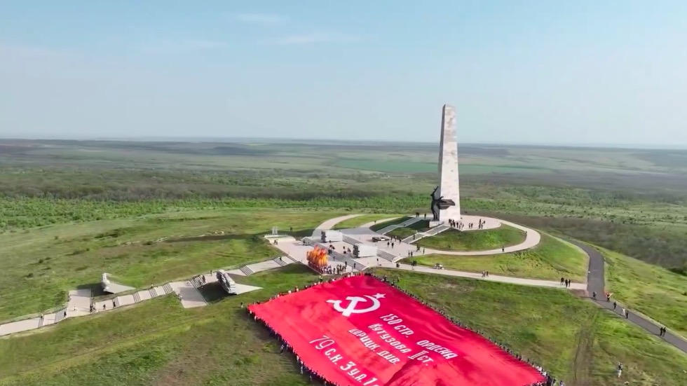 Самое большое Знамя Победы в мире развернули на «Саур-Могиле» в ДНР