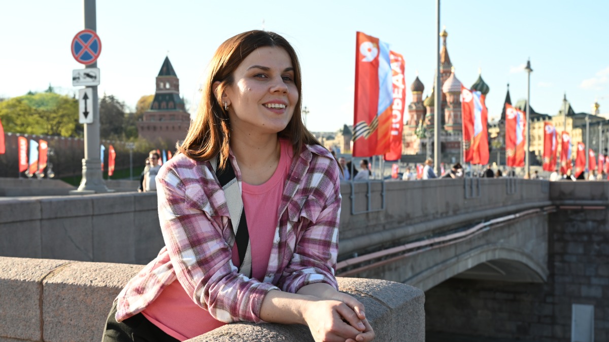 Москвичка Анастасия Вишневская на Большом Москворецком мосту любуется праздничным оформлением столицы