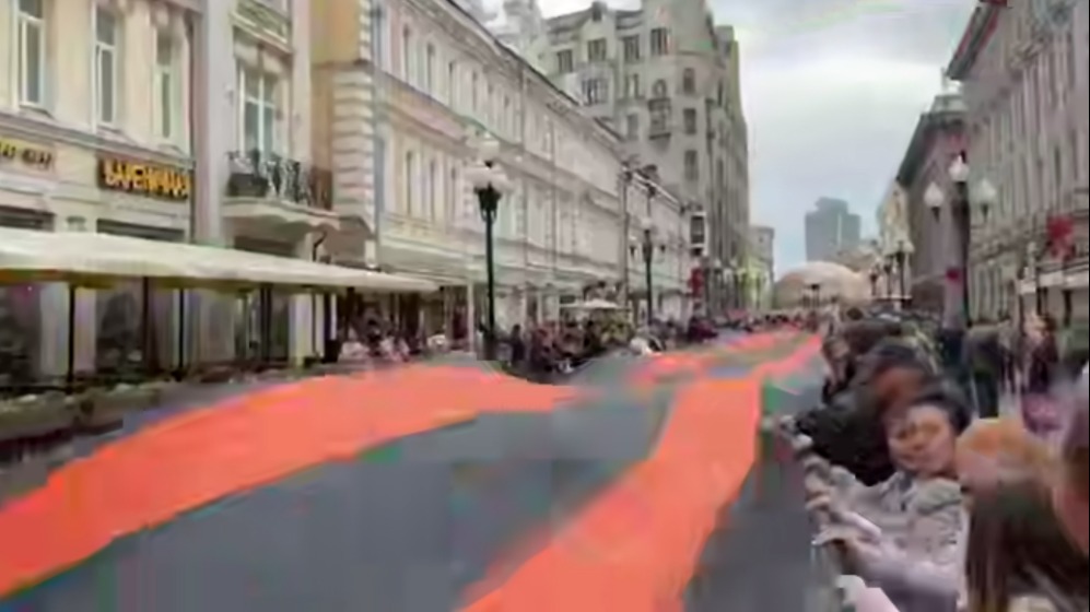 81-метровую георгиевскую ленту развернули на Старом Арбате в Москве