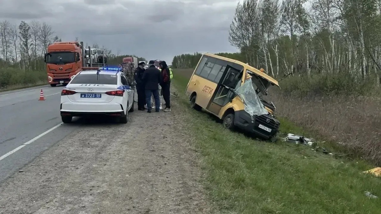 Автобус с детьми столкнулся с грузовиком в Омской области, один ребенок погиб