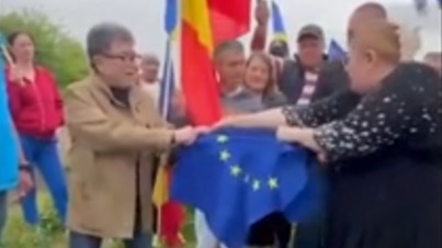 Румынский евродепутат Шошоакэ публично разорвала флаг Евросоюза в День Европы