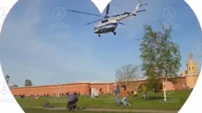 Вертолет сдул детскую коляску в воду при посадке около Петропавловской крепости