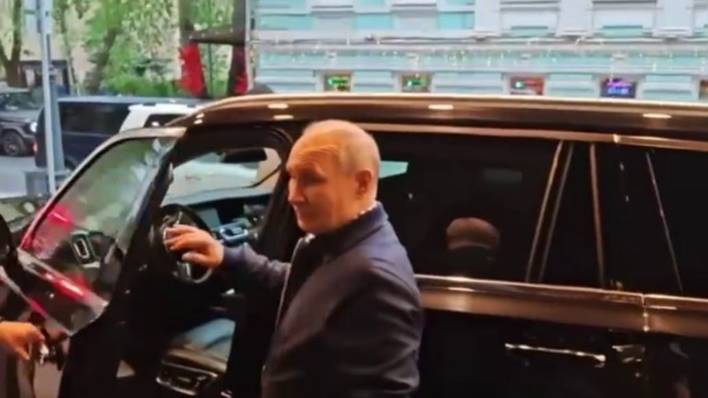 Путин сел за руль Aurus и прокатил свою школьную учительницу по Москве