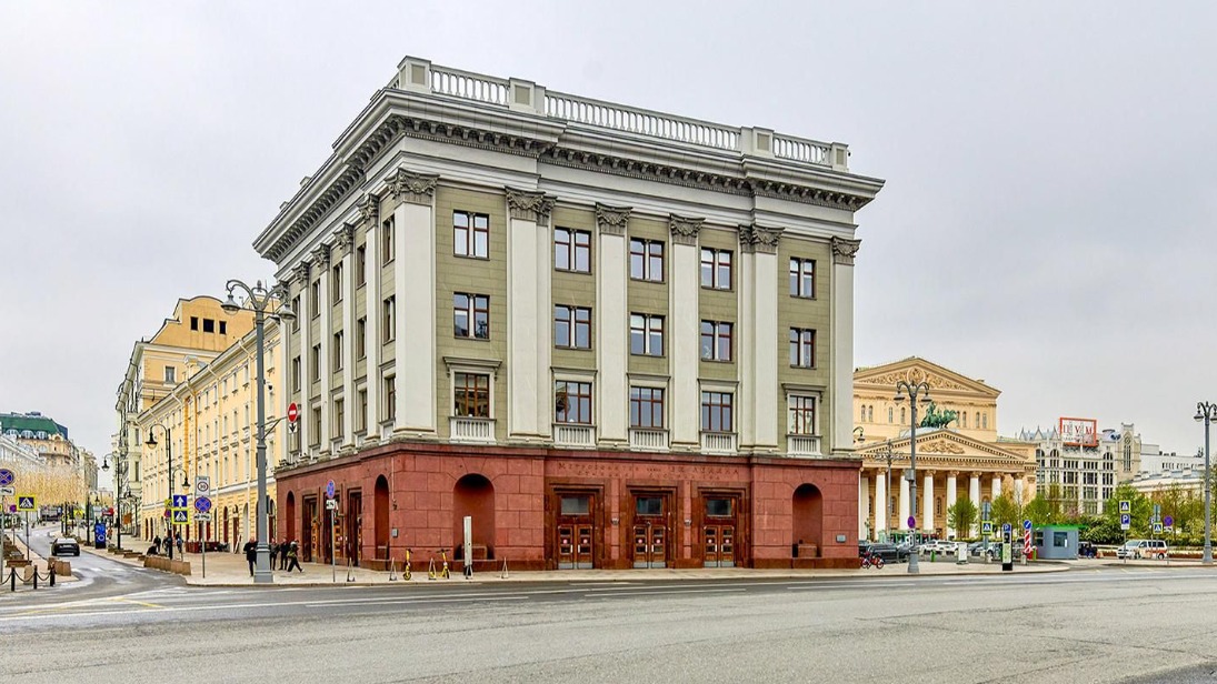 Москвичи поддержали восстановление скульптур здания на Большой Дмитровке