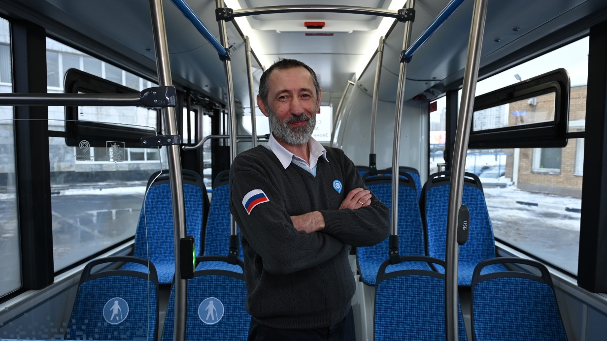 Водитель автобуса Сергей Карских в салоне ЛиАЗ Citymax 12