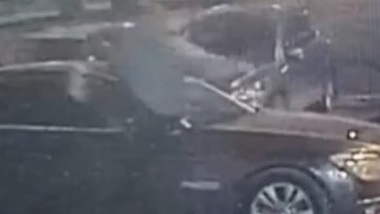 Мужчина разгромил две машины после ссоры со знакомыми в Москве