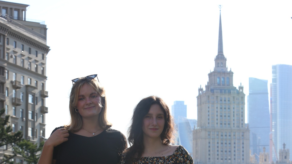 Москвички Елена Николаева и Лилия Кайфаджян на фоне гостиницы «Украина»