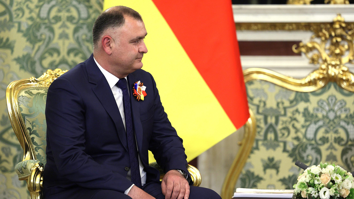 Владимир Путин назначил экс-президента Южной Осетии Алана Гаглоева своим советником