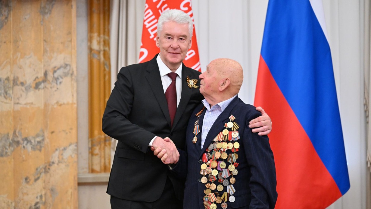 Мэр Москвы Сергей Собянин вручил памятный нагрудный знак «85 лет битвы за Москву» ветерану Великой Отечественной войны Владимиру Фомину