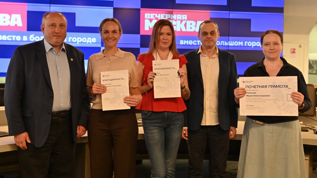 Генеральный директор АО «Редакция газеты «Вечерняя Москва»» Георгий Рудницкий (слева) и главный редактор «ВМ» Александр Шарнауд Шарнауд вручили награды от Минцифры России сотрудникам редакции (слева направо): Екатерине Рузановой, Анне Балюк и Марии Раевской