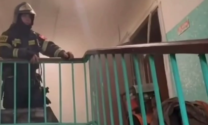 Пожарные спасли женщину из горящей квартиры в Подольске