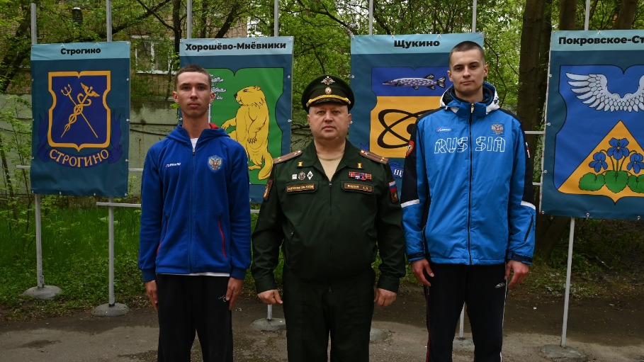 Начальник отдела боевой подготовки ЦСКА Альберт Рамзин с призывниками Вадимом Танчиным и Андреем Ушаковым