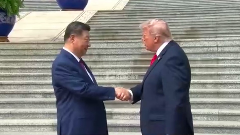 Трамп попытался перетянуть рукопожатие Си Цзиньпина, но у него не получилось
