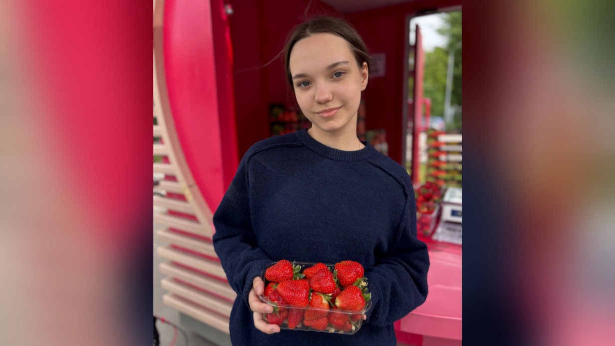 Москвичка Алиса Рузаева с лотком сезонной клубники