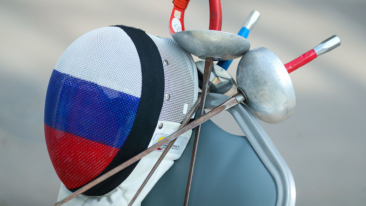 Российских фехтовальщиков допустили к соревнованиям с флагом и гимном