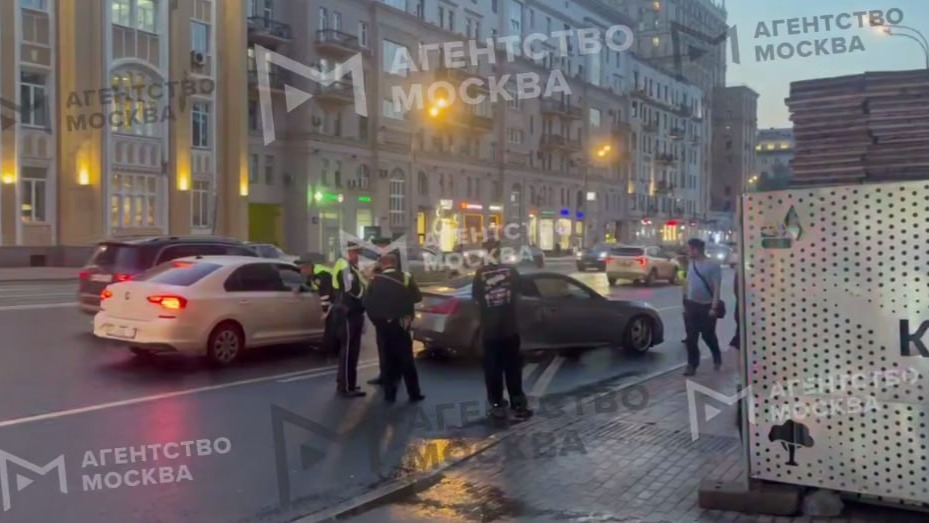 «112»: Автомобиль влетел в остановку с людьми на проспекте Мира