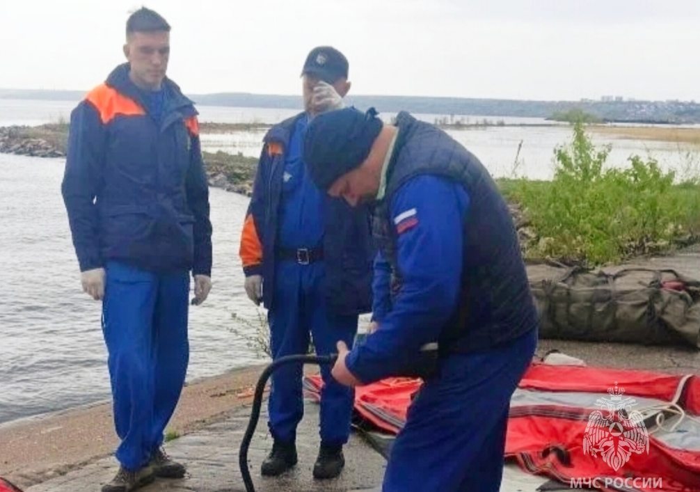 Спасатели из Москвы прибыли в Ульяновск для поиска пропавших на Волге школьников