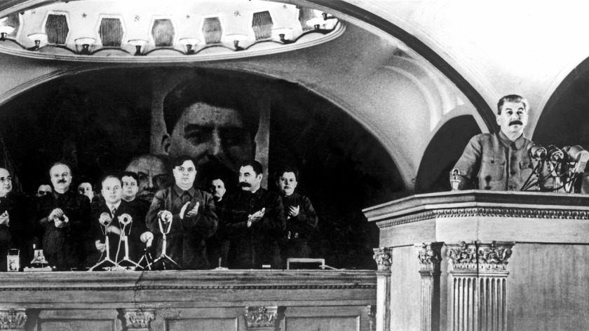 Торжественное заседание на станции «Маяковская». В президиуме: Анастас Микоян, Лазарь Каганович, Александр Щербаков, Лаврентий Берия, Вячеслав Молотов, Виктор Пронин, Георгий Маленков, Семен Буденный. На трибуне — Иосиф Сталин. Его речь транслировалась на всю страну, но место, где он ее произносил, держали в тайне