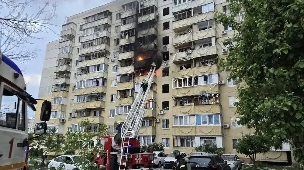 Дрон ВСУ атаковал многоквартирный дом в Белгороде, есть пострадавшие