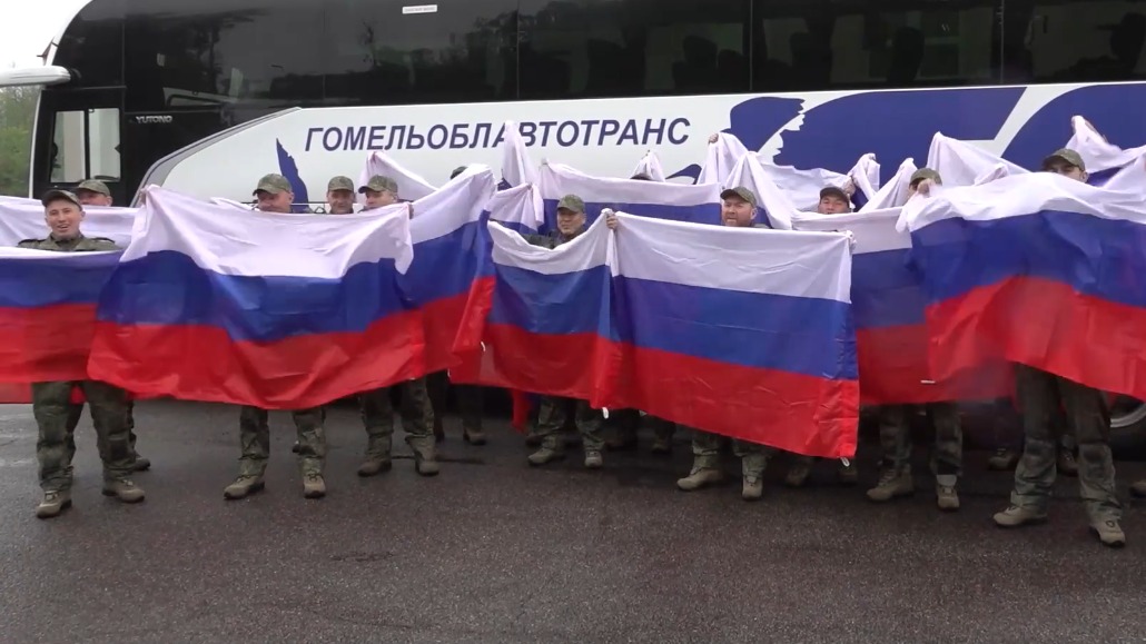 Появились кадры с 205 российскими военными, вернувшимися из украинского плена