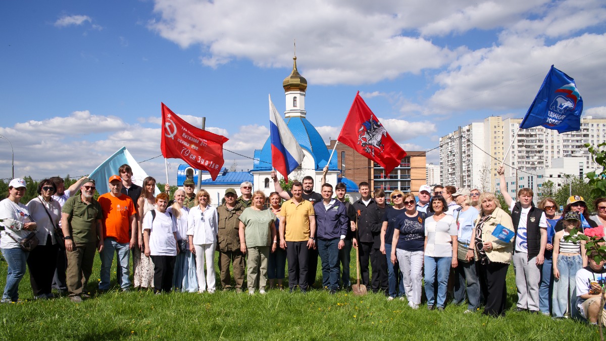 Депутат Госдумы Роман Романенко принял участие в акции «Сирень Победы» на юго-западе столицы