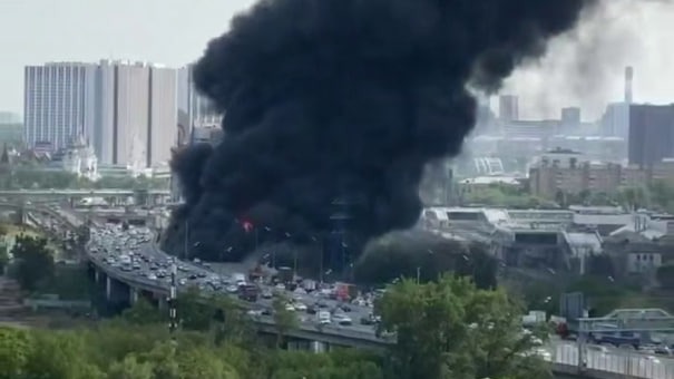 Крупный пожар разгорелся около станции метро «Черкизовская»