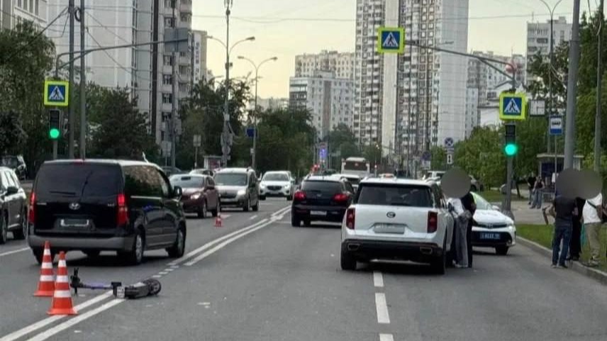 Две школьницы на одном электросамокате врезались в машину на юго-востоке Москвы