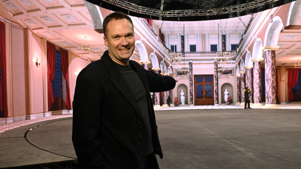 Руководитель кинозавода «Москино» Георгий Прокопов показывает павильон с LED-экраном. До конца 2026 года эта площадка превратится в полноценный киногород