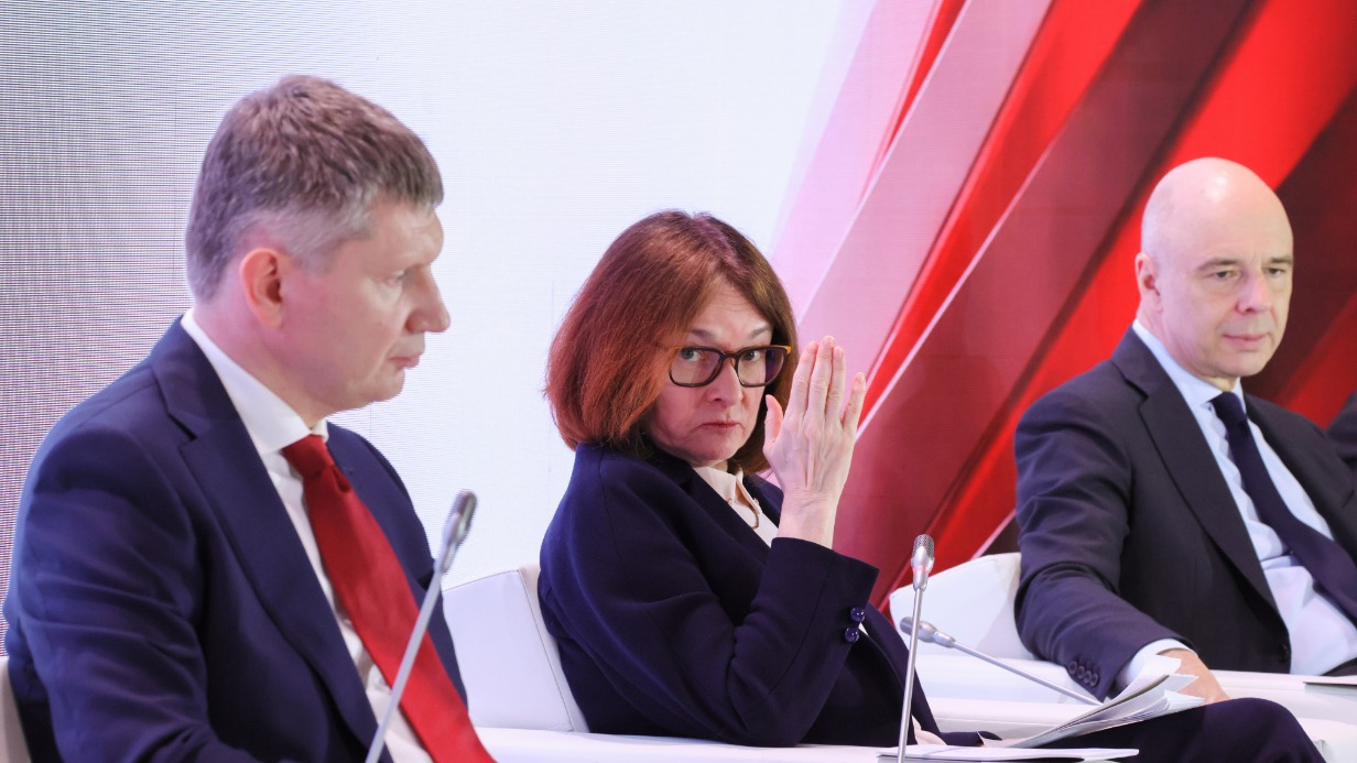 Министр экономического развития РФ Максим Решетников, председатель Центрального банка РФ Эльвира Набиуллина и министр финансов РФ Антон Силуанов на Московском биржевом форуме