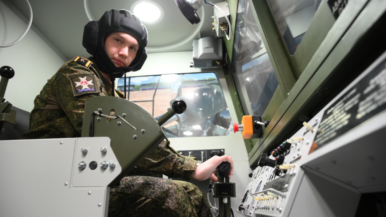 Курсант Военно-инженерной академии имени Д. М. Карбышева Иван Сладков в кабине-симуляторе инженерной машины разграждения