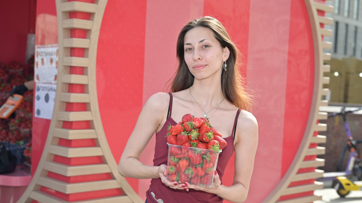 Покупательница Арина Пятницкая радует себя свежей клубникой