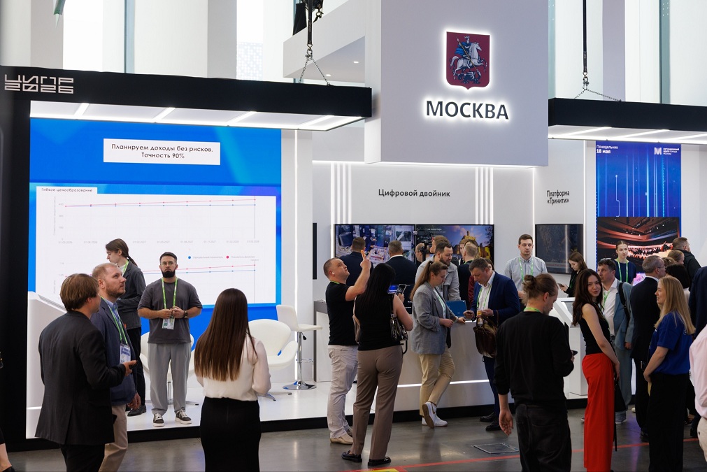 Стенд Правительства Москвы рассказывает участникам конференции об успехах цифровой отрасли столицы 