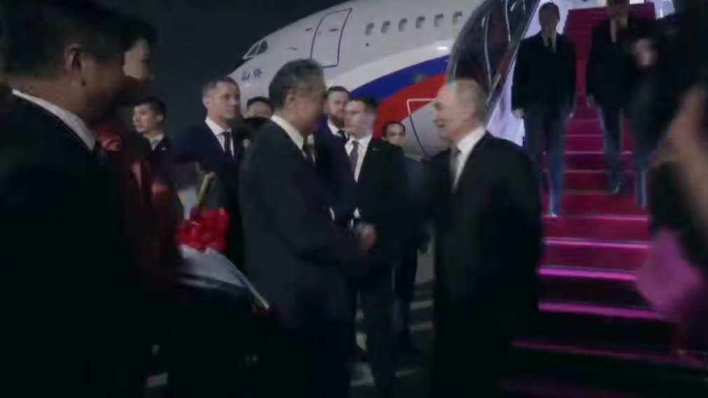 Появились первые кадры с Путиным после приземления в Китае