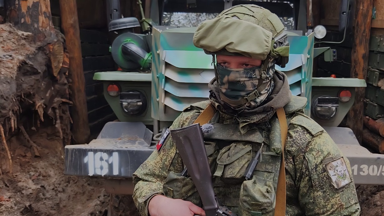 Командир боевой машины РСЗО «Град» с позывным «Карел» 6-й гвардейской общевойсковой армии группировки войск «Север» после очередного боевого задания