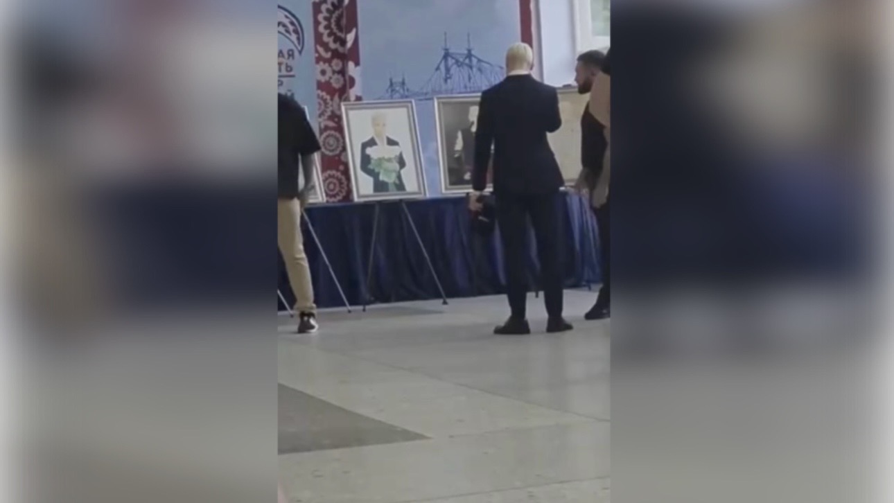 SHAMAN перекрестился у своих же портретов накануне концерта в Твери