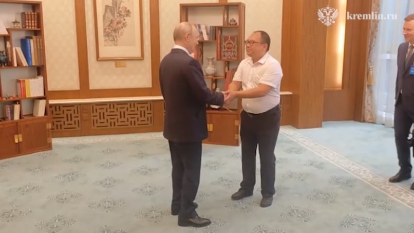 Встретившийся с Путиным китаец подарил ему фарфоровый сервиз