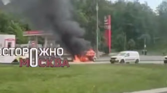 Машина загорелась около заправки на юге Москвы
