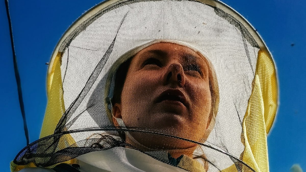 Москвичка Ольга Кулажонок занимается пчеловодством, несмотря на аллергию на пчелиный яд