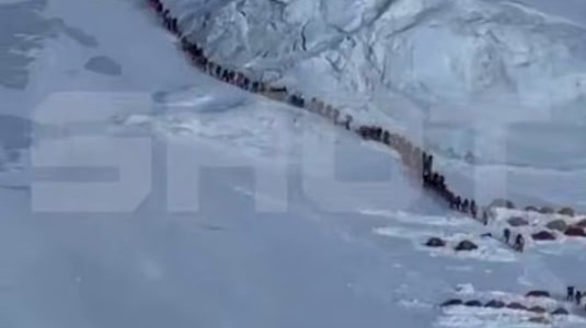 Огромная очередь из альпинистов образовалась на Эвересте