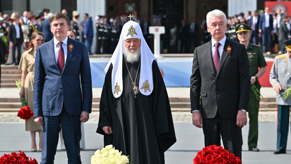 Министр просвещения Российской Федерации Сергей Кравцов, Святейший Патриарх Московский и всея Руси Кирилл и мэр Москвы Сергей Собянин возложили цветы к Вечному огню на Поклонной горе