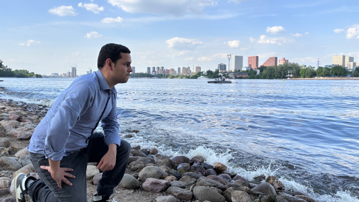 Ассистент Института экологии РУДН Дейби Охеда Амайя у Химкинского водохранилища