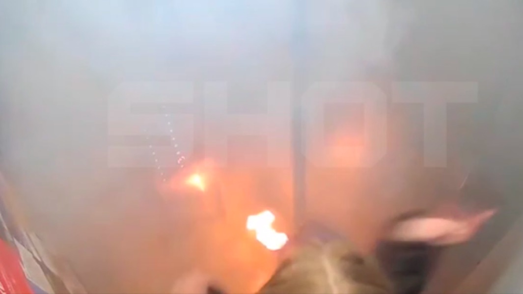 Пауэрбанк взорвался у девушки в Сургуте, когда она зашла в лифт дома 