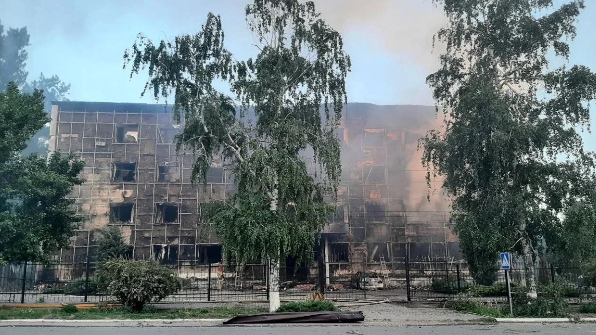 Более 30 человек пострадали при атаке дронов ВСУ на колледж и общежитие в ЛНР